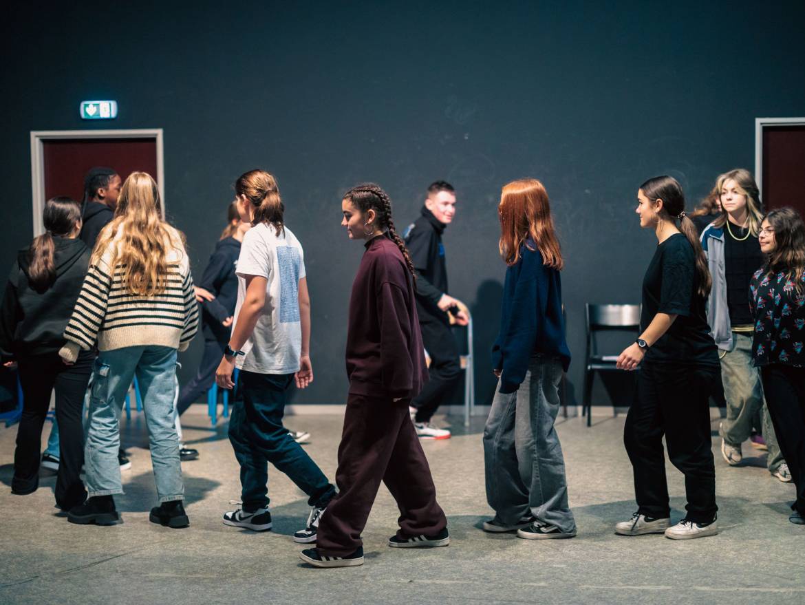 Les élèves répètent un texte de Samuel Gallet.