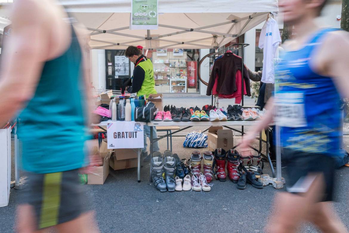 Des stands &eacute;taient accessibles au Village des Foul&eacute;es avenue Henri-Barbusse.