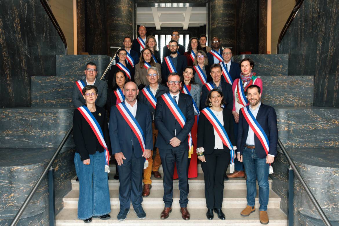 Le maire et les adjointes et adjoints lors du conseil municipal d'installation.