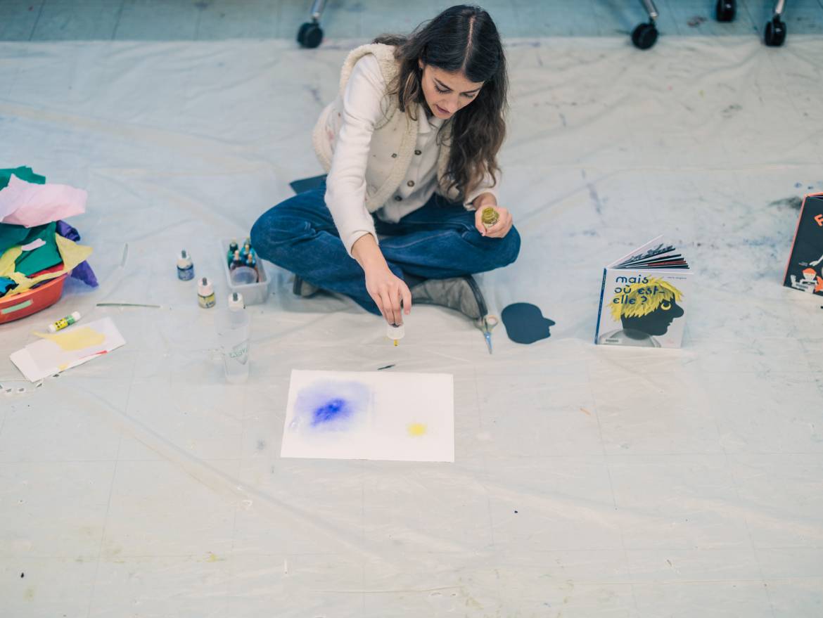 Marie Mirgaine a fait participer les enfants en leur faisant réaliser des papillons avec des encres colorées.