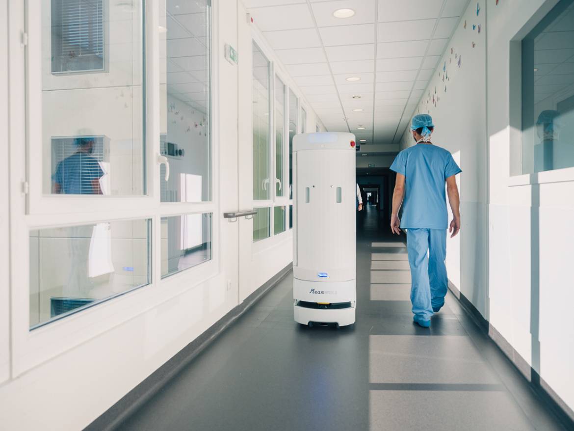 le robot Madjo-24 de Meanwhile livre les médicaments dans les services du Médipôle