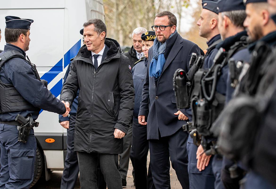 Nicolas Daragon ministre délégué et Cédric Van Styvendael maire de Villeurbanne lors de l'officialisation de la brigade spécialisée de terrain au Tonkin