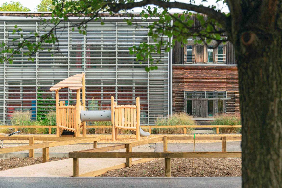 Des jeux en bois ont été installés.