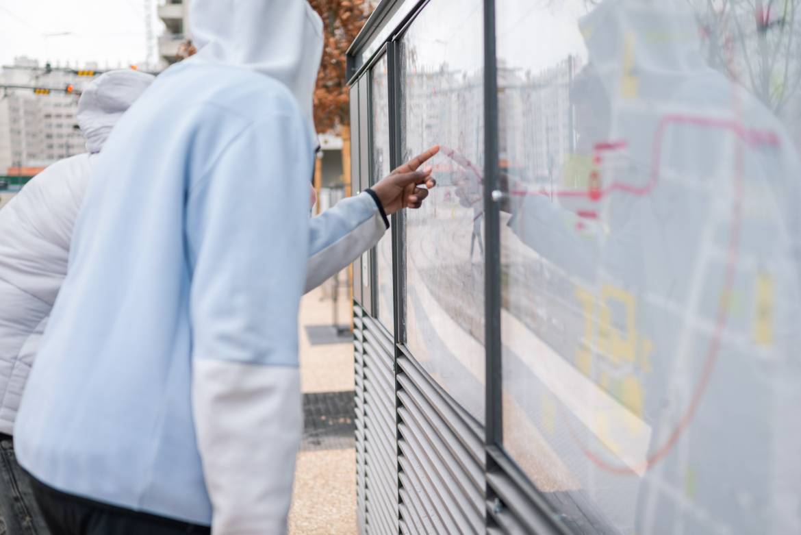 Les premiers usagers se rep&egrave;rent sur le plan de la ligne.