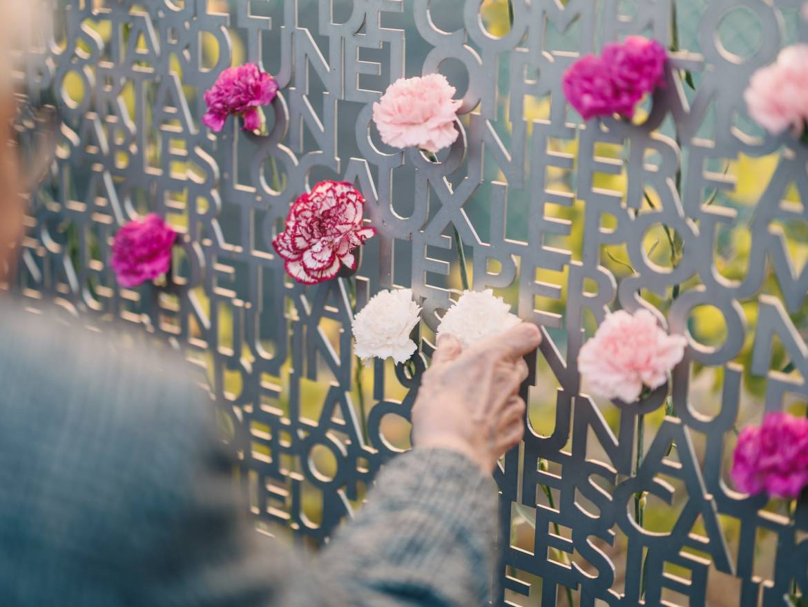 Des gerbes de fleurs et des &oelig;illets ont &eacute;t&eacute; d&eacute;pos&eacute;s sur le m&eacute;morial &agrave; l'occasion de la comm&eacute;moration.