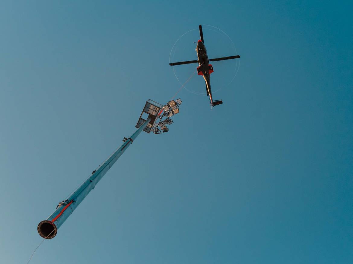 Les mâts se sont envolés dans les airs.