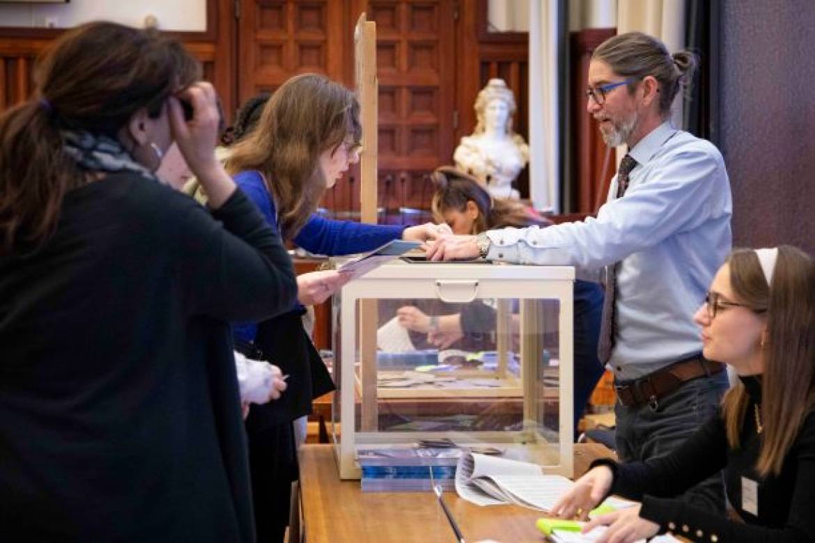 Deux scrutins ont lieu en mars : le municipales et les métropolitaines.