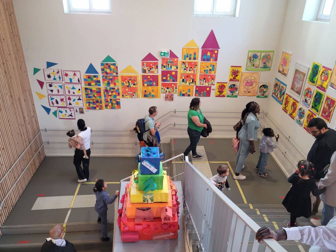 L'escalier est aussi rempli des oeuvres des enfants.