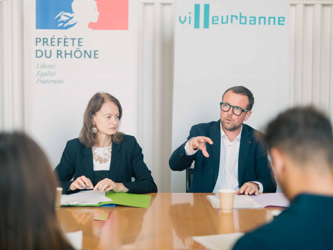 La préfète du Rhône et le maire de Villeurbanne Cédric Van Styvendael lors de la signature de la convention Mildeca.
