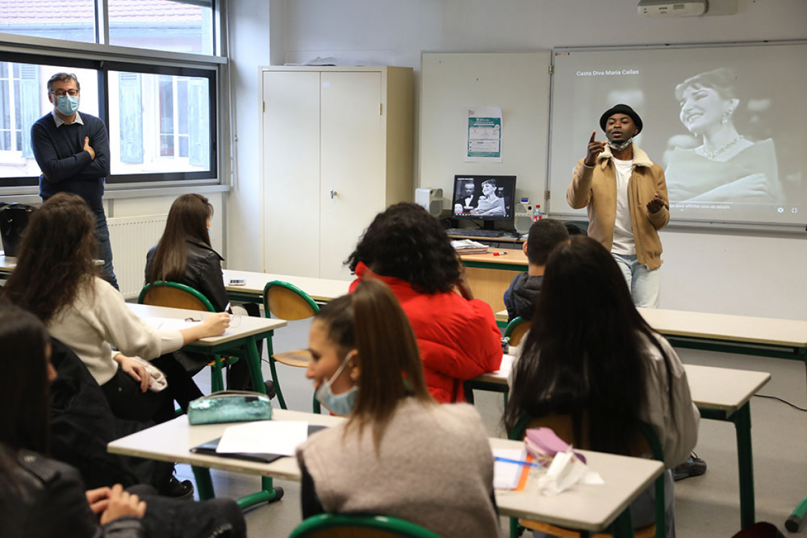 Les élèves du lycée professionnel Magenta à Villeurbanne s'essayent à l'écriture avec l’écrivain, poète et chanteur Gyslain N.