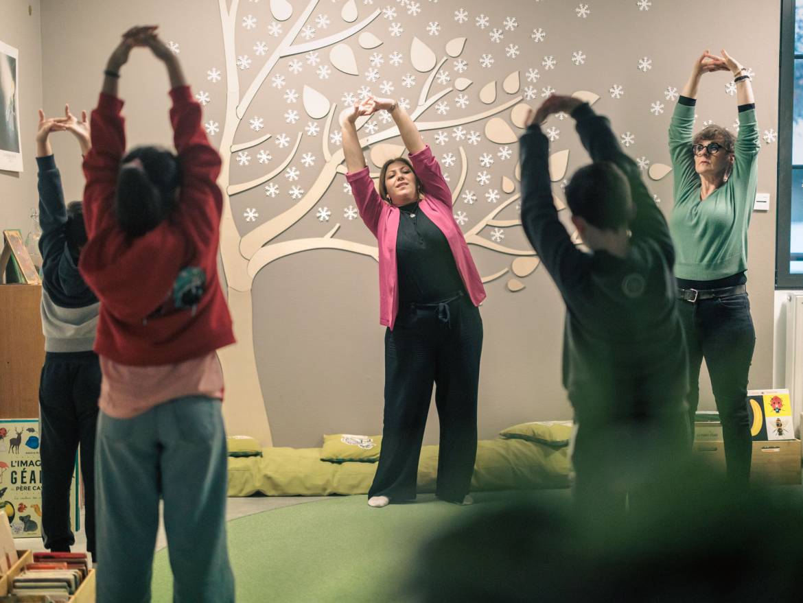 La séance se compose notamment de mouvements de sophrologie.