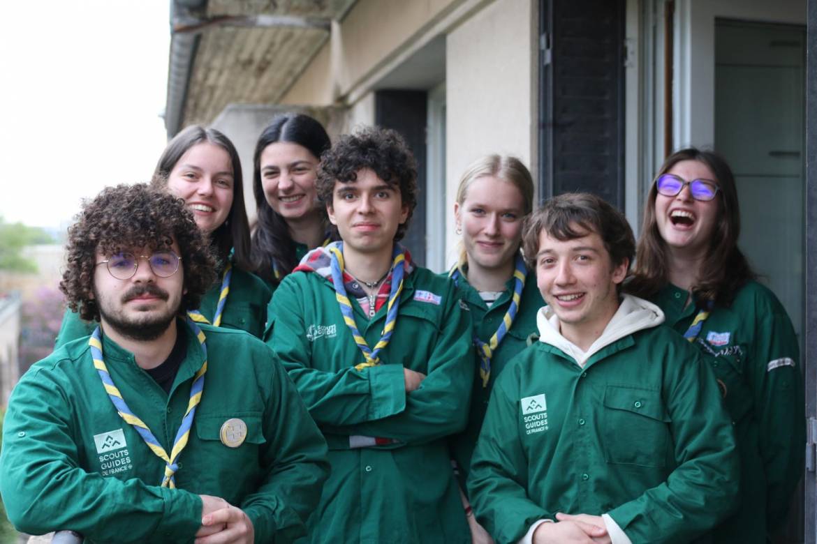 Les sept scouts de Compar'choc posent en riant.