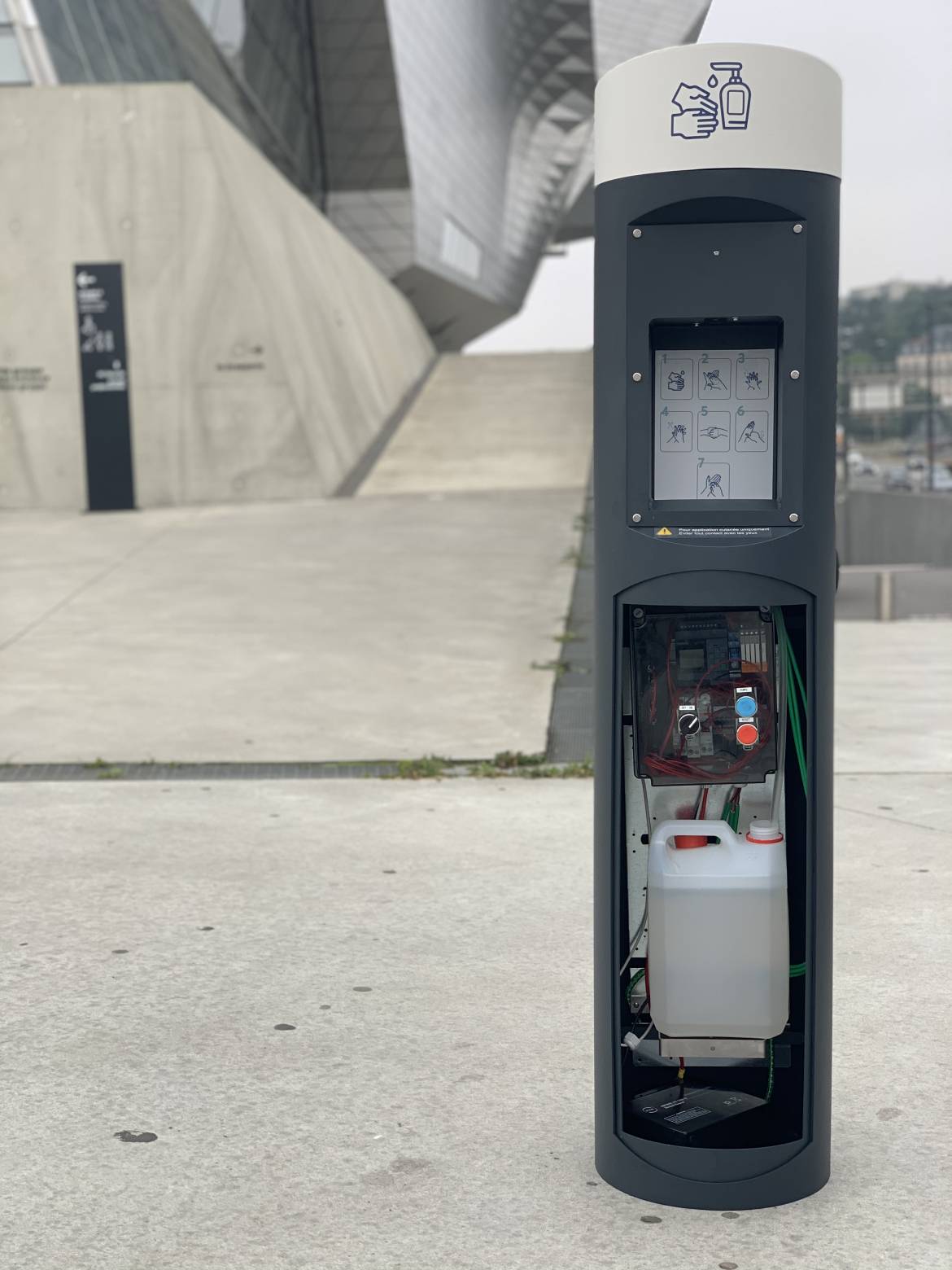 la metropole experimente des distributeurs de gel hydroalcoolique dans des lieux publics