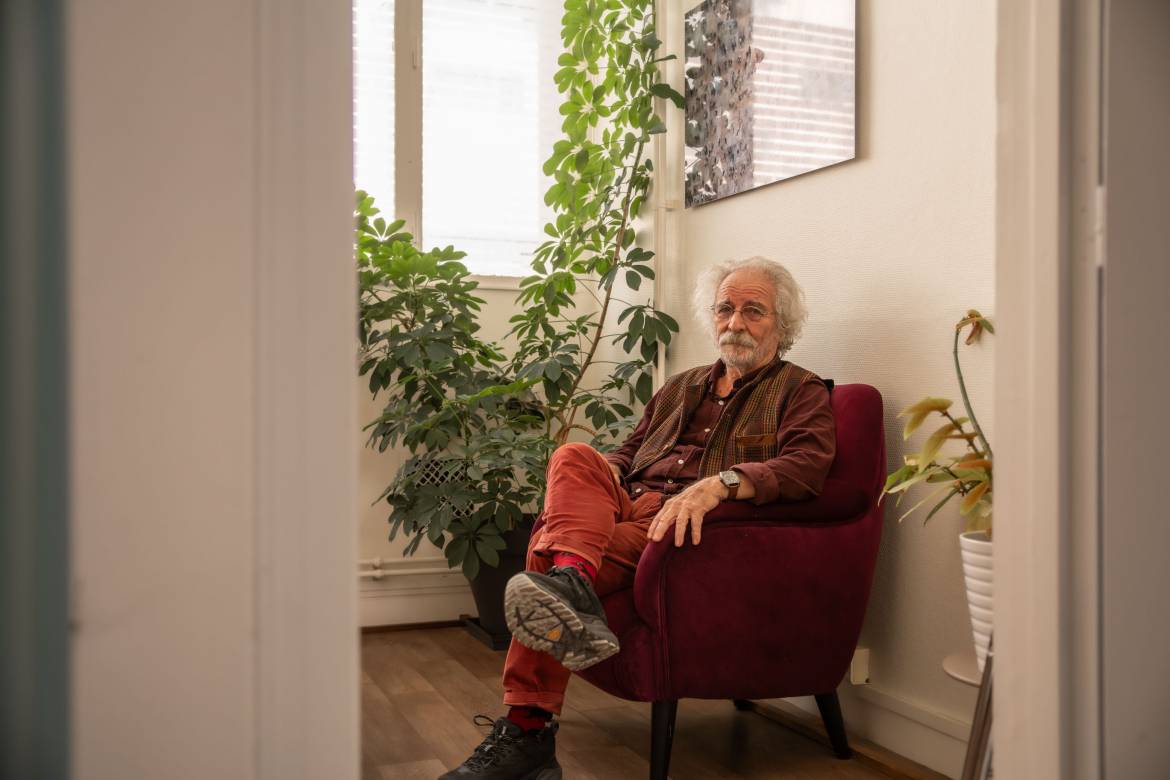 Francis Maqueda co-président de l'association santé mentale et communauté assis dans un fauteuil rouge