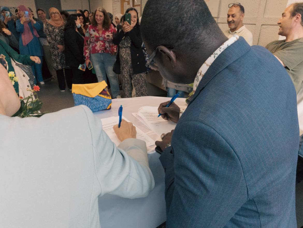 Signature de la nouvelle promotion de salariés chez Bross'Up.