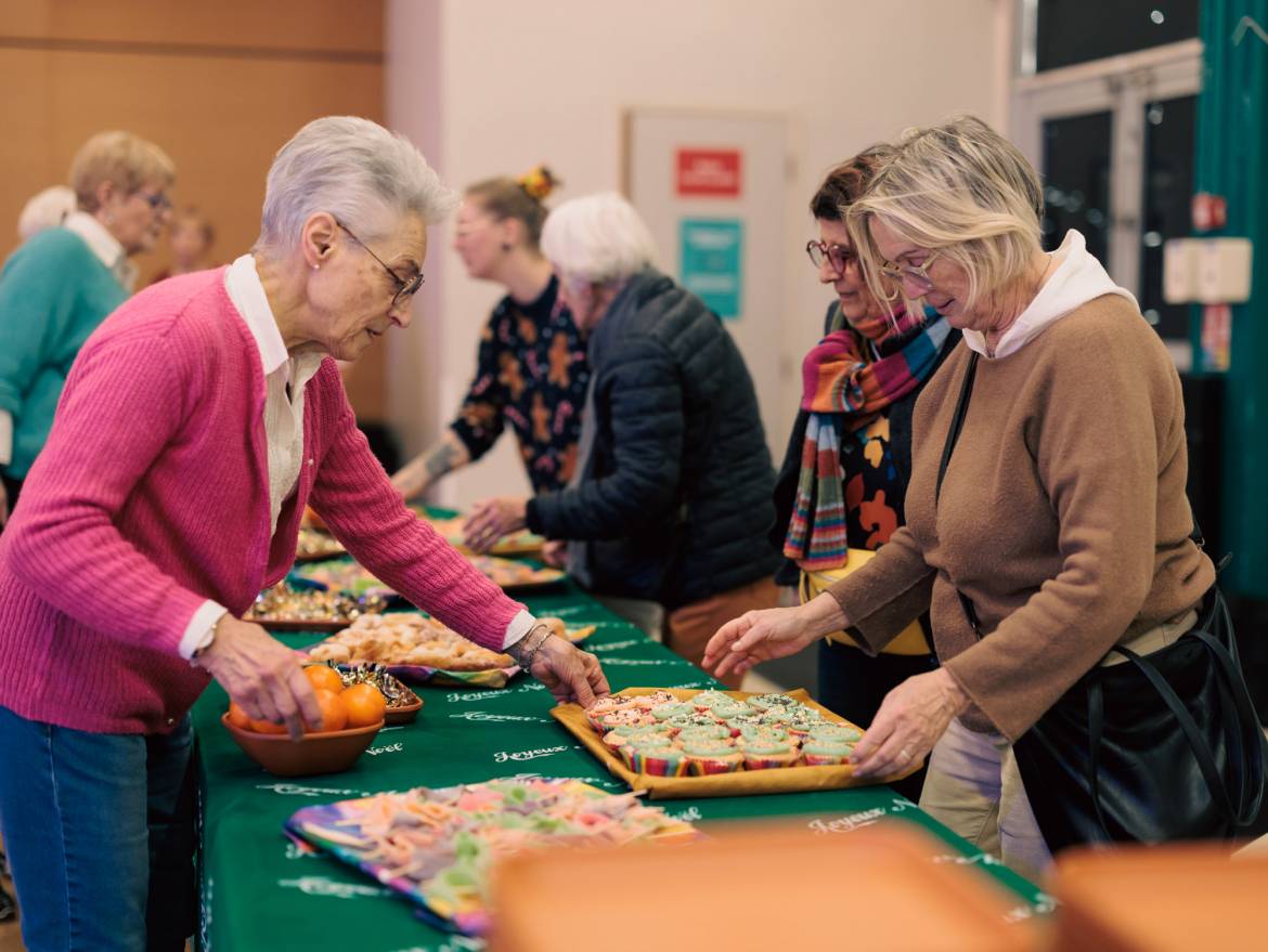 L'installation des buffets par les bénévoles de la Maison du Citoyen de Villeurbanne.