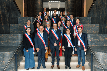 Le maire et les adjointes et adjoints lors du conseil municipal d'installation.