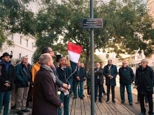 La plaque a été dévoilée en présence du maire et de Christophe Capuano, un ami de Samuel Paty.