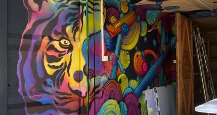 Les jeunes du quartier ont participé à peinture du container aux côtés d'artistes. ©Flavie Belfort