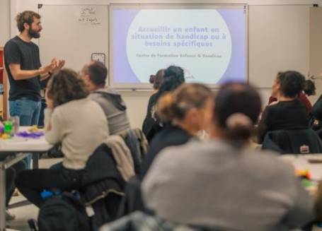 Cet automne, la formation des Atsem était assurée par Carlon Avanzi d'Une souris verte.