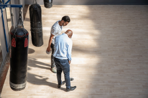 Yassine Aziza, responsable du chantier, et Mohamed Ali Mohamed Ahamada, adjoint aux sports, dans la salle de boxe des locaux VAP (c) Alexandre Boissot