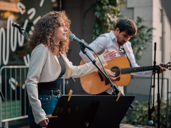 Les élèves de l'ENM ont interprété trois chansons au cours de la cérémonie.