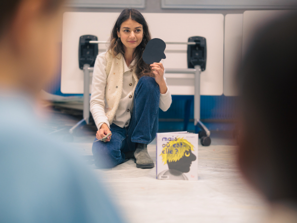 Les enfants ont pu voir l'illustratrice cr&eacute;er l'un des personnages de son livre devant leurs yeux.