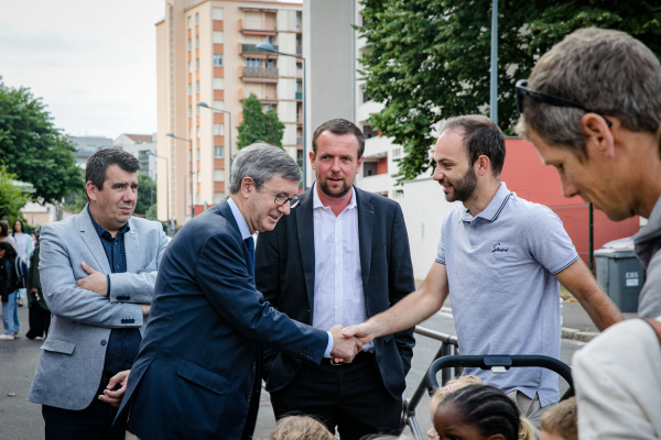 Yann Crombecque, adjoint à la sécurité et à la jeunesse, Olivier Dugrip, recteur de l'académie de Lyon, et Cédric Van Styvendael, maire de Villeurbanne, sont venus à la rencontre des élèves et leurs parents le lundi 3 juillet.