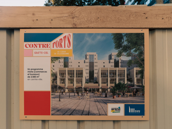 Perspective des contreforts devant le chantier