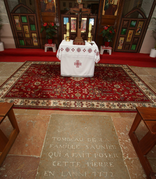 Tombe de la famille Saunier, à l’intérieur de Saint-Athanase