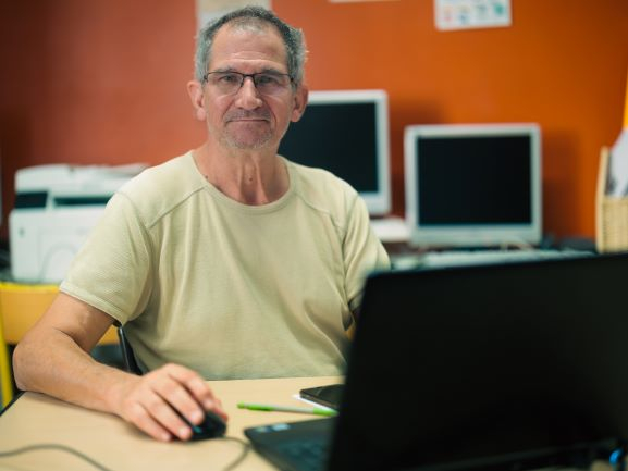 Michel Llosa, participant aux ateliers informatiques du centre social de Cusset.