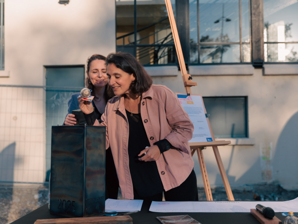 Agnès Thouvenot, présidente de la SVU, déposant de la terre dans la capsule mémorielle lors de la cérémonie de la première pierre des contreforts des gratte ciel