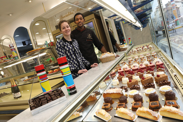 A la pâtisserie Voltige, le Totem voisin est décliné en boîte pour accueillir leurs chocolats.