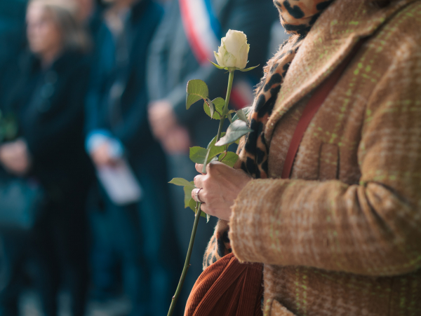 Les participants pouvaient déposer une rose blanche près du portrait de Samuel Paty.