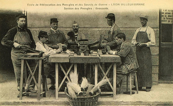 Atelier de fabrication de brosses pendant la Grande Guerre. (©AMV/Le Rize)