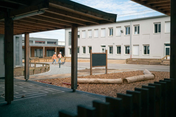 Des espaces ont &eacute;t&eacute; am&eacute;nag&eacute;s pour faire la classe &agrave; l'ext&eacute;rieur. &copy; Margot Jamin