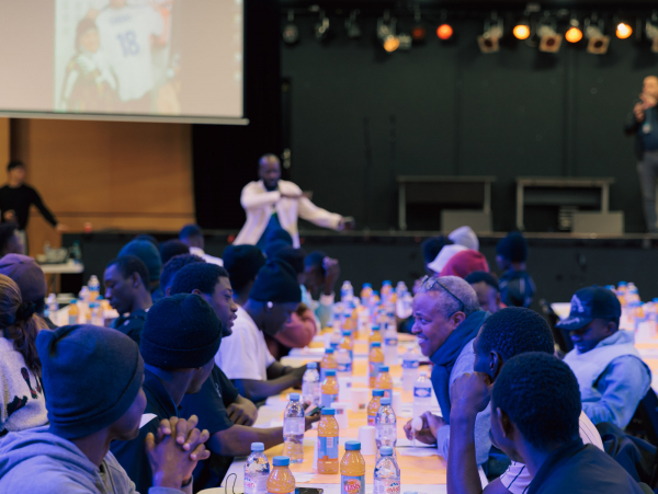 distribution alimentaire repas et stand up au CCVA association Ouhlala avril 2025