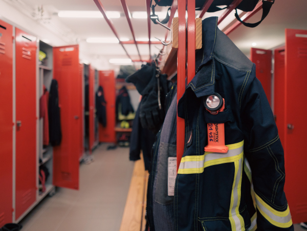 Les vestiaires ont été connectés au hall avec les engins pour faciliter le départ en intervention.