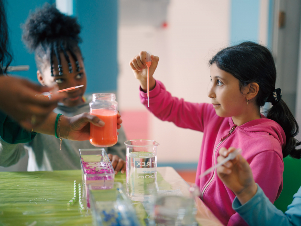 Les exp&eacute;riences scientifiques se sont succ&eacute;d&eacute; avec les &eacute;l&egrave;ves.