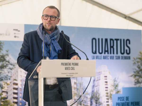 Cédric Van Styvendael lors de la pose de la première pierre de la résidence Vues Ciel, lot B du projet Gratte-Ciel centre-ville