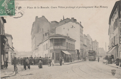 Place de la Bascule, cours Vitton prolongé et prolongement de la rue Moncey, en limite de Lyon et Villeurbanne.