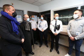 Cédric Van Styvendael au commissariat de Villeurbanne en compagnie du préfet Pascal Mailhos, de la commissaire Sidonie Laroche et du DDSP Nelson Bouard. Cédric Van Styvendael au commissariat de Villeurbanne en compagnie du préfet Pascal Mailhos, de la commissaire Sidonie Laroche et du DDSP Nelson Bouard.