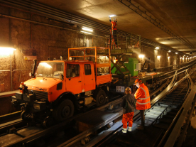 Les travaux de nuit dans le tunnel de métro de la ligne B (photo : Sytral).