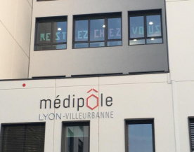 Le message des salariés et de la direction du Médipôle de Villeurbanne s'affiche sur les vitres de l'établissement. Le message des salariés et de la direction du Médipôle de Villeurbanne s'affiche sur les vitres de l'établissement.