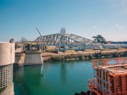 Les travaux en cours au-dessus du canal de Jonage.