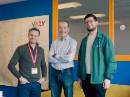 L'équipe de Vazy autour de son fondateur Loïc Robbiani, qui a créé l'application en 2021.