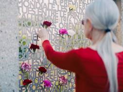 dépôt d'oeillets sur le mémorial du génocide arménien de 1915