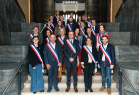 Le maire et les adjointes et adjoints lors du conseil municipal d'installation.