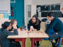 Pauline Janin, enseignante à l’école Berthelot de Villeurbanne, éveille ses élèves à l'art dans la ville.