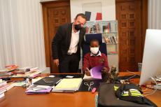 Adam Kabera, 9 ans, au bureau du maire de Villeurbanne Cédric Van Styvendael.